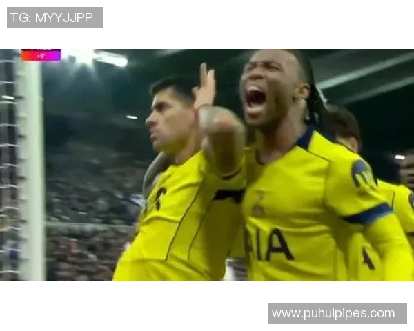 新疆足球明星展现绝技倒钩进球引发全场欢呼